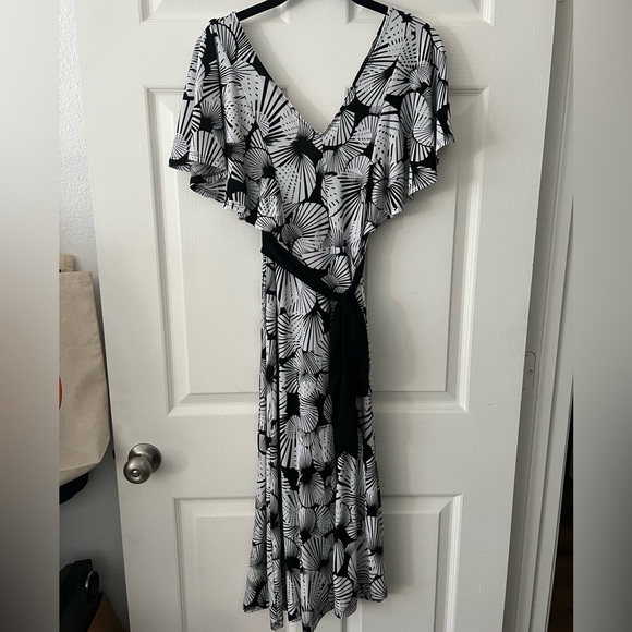 Black & White Flutter Sleeve Dress - Picture 2 of 4